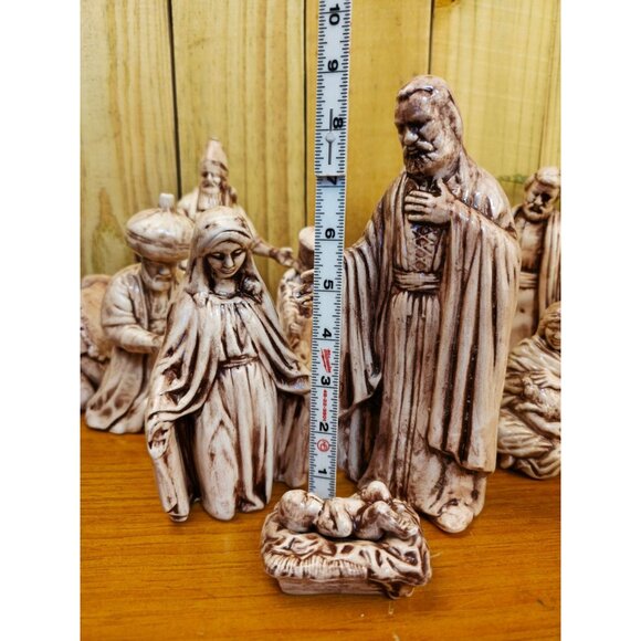Hand-Painted Ceramic Nativity Scene Set With 12 Figurines Including Holy Family - Picture 14 of 16